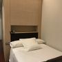 シンプルで清潔な客室、話し声は気になる