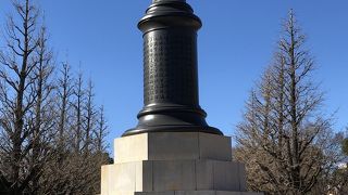 靖国神社大鳥居を抜けると出てくる大きな像