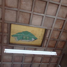 拝殿内の八方睨みの亀