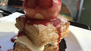 広い店内で美味しい苺のパイ