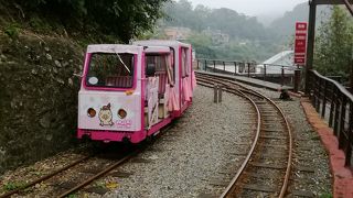 トロッコに乗って烏来瀑布に向かう