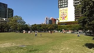 (台中市民広場)陽当たりが良いので、広場の周りで休む人が多かったです