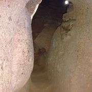 初期のキリスト教徒がイスラム教徒のウマイヤ朝やアッパース朝の迫害から逃れるための洞窟