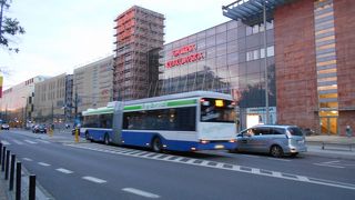 「クラクフ中央駅」の前の通り