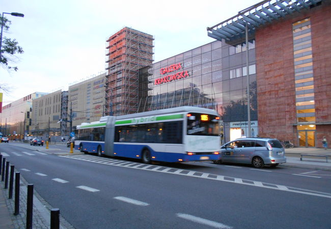 「クラクフ中央駅」の前の通り