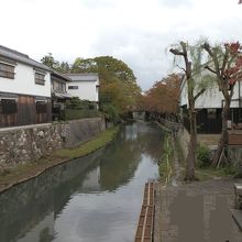 八幡堀沿いに蔵が建ち並び、近江商人の栄華が偲ばれます。