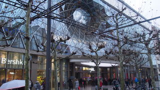 地下にスーパーマーケット