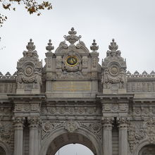宮殿前の門のアップ写真　素晴らしい
