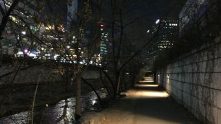 鐘閣駅周辺を通行