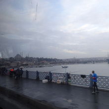 ガラタ橋で魚釣りをしている人