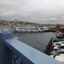 ガラタ橋の下を移動するクルーズ船