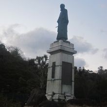高山善左衛門の像の様子