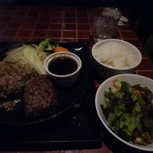 ハンバーグとステーキのハーフ&ハーフ