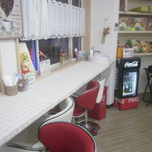 小さいですが、店内にイートインコーナーも併設されています