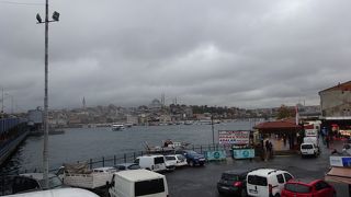 魚釣りをしている人が一杯