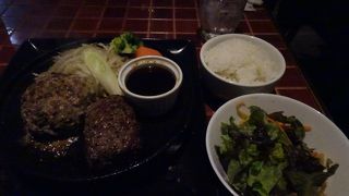 雑誌にも掲載されている、人気のハンバーグレストラン