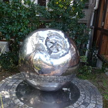 大きなびわのオブジェがあります