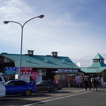 建物外観。周辺の道の駅の中では規模が大きい