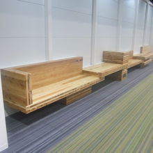 新設されたコンコース沿いに続くウッディな座席の様子