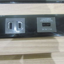 電源の細部の様子、スマホユーザーには助かると思いますね。