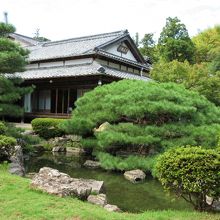 本館と池泉回遊庭園