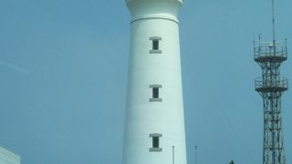 青空に映える白亜の灯台。