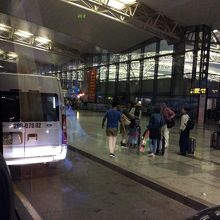 ノイバイ空港にバスが到着しました。