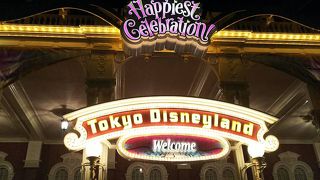 朝早くから夜遅くまで大混雑