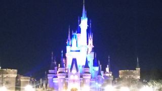 ライトアップされたシンデレラ城