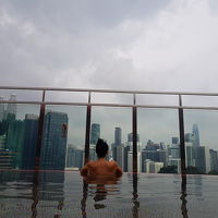 屋上のプール。夜には真っ赤に点灯されます。