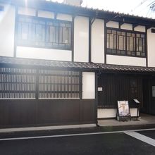 祇園らしく外観は純町屋風