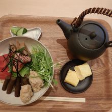 玄米を使った和風丼におだしをかけるとうまいです