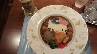 博多駅の新幹線改札内にあるカフェ。　一部がHello Kitty新幹線カフェになっています!