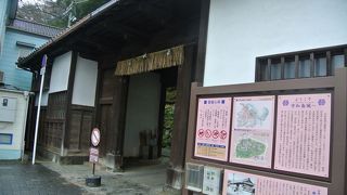 立派な長屋門。