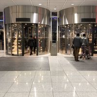 到着階、この回転扉を出てすぐ右側にホテルがあります。