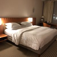 部屋。ベットも広く、部屋もわりとゆったりしています。