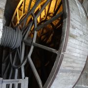 修道院にある、木造の大きな車輪
