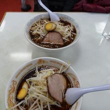 手前がラーメン、奥がワンタンメンです。違いがわかりますか？
