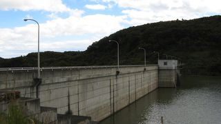 堤頂長256ｍの重力式コンクリート式ダム