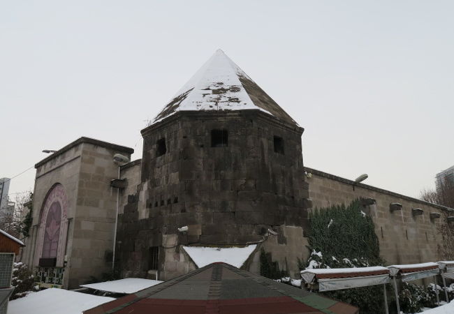 歴史ある建物は今は本屋？
