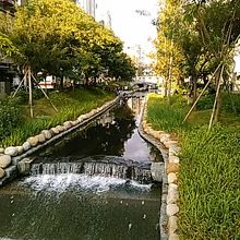 石積み護岸の川が綺麗でした