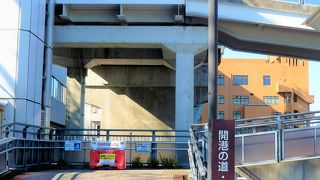 プロムナードは山下公園⇔大桟橋/象の鼻パーク(⇔赤レンガ倉庫)の遊歩道