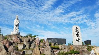 公園頂上の存在感のある観音像