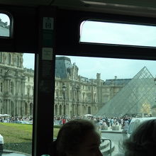 95番バスの車窓からルーブル美術館