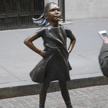 嘗てブルと向かい合った少女像は証券取引所前に移設されてます