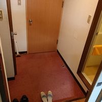 標準客室の踏み込み部分。かなりコンパクトです。