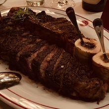 ポーターハウス2人分で130$くらい。量も十分すぎる。