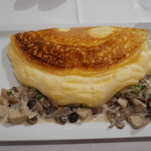 名物のスフレオムレツ　きのこのクリーム