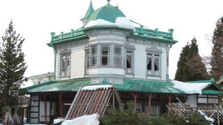 和洋折衷の素敵な建物を有す庭園