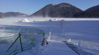 雪の中で入る温泉